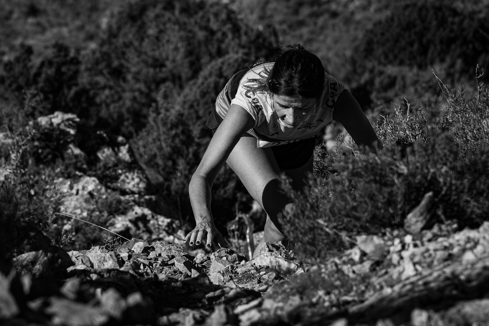 Corredora subiendo por el recorrido del Arnedillo Trail