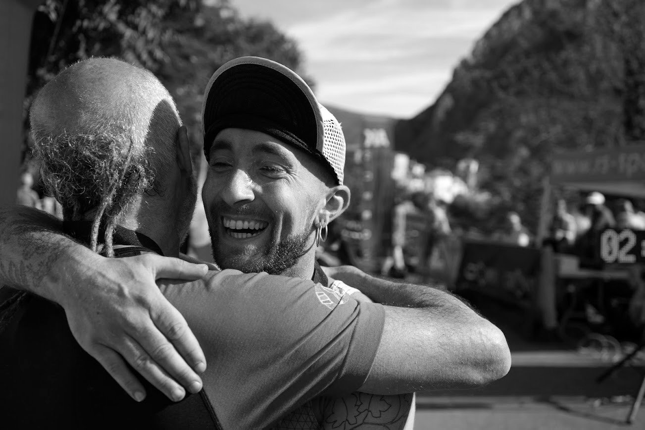 Abrazo entre corredores tras la meta